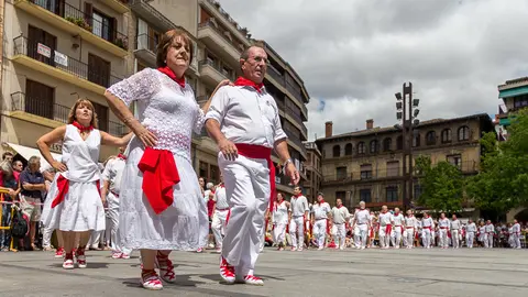 Baile de La Era en la Plaza de los Fueros de Estella. IÑIGO ALZUGARAY (3)