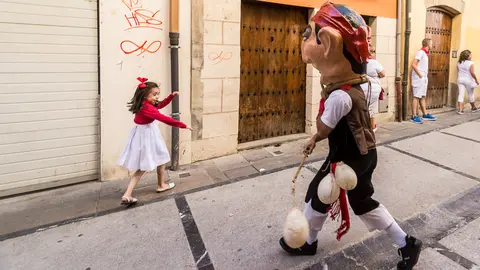 Salida de la Comparsa de Gigantes y Cabezudos de Estella. IÑIGO ALZUGARAY (5)