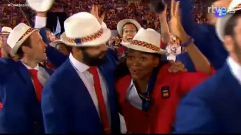 El beso de Ignacio Martín y Juliet Itoya durante el desfile inaugural