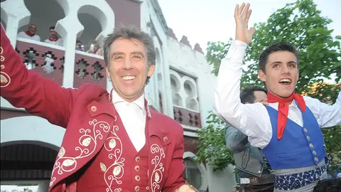 Pablo Hermoso de Mendoza da la alternativa a su hijo Guillermo en Estella en presencia de Manuel Manzanares. MIGUEL OSÉS