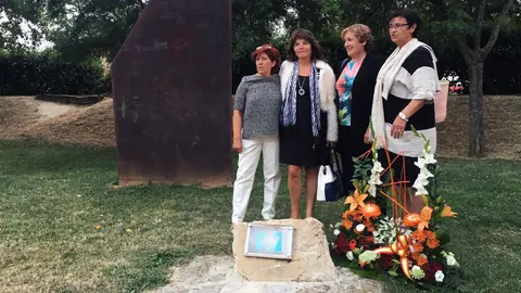 La viuda de Francisco Casanova, segunda por la izquierda, durante el homenaje en Berriozar al subteniente Francisco Casanova, asesinado por la banda terrorista ETA.