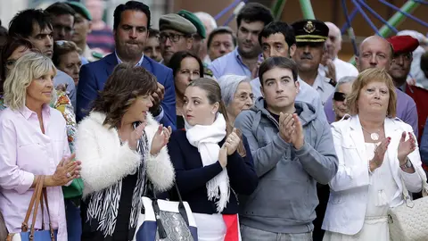 GRA280. BERRIOZAR (NAVARRA), 09/08/2016.- La viuda del subteniente del Ejército de Tierra Francisco Casanova, asesinado por ETA en el año 2000, Rosalía Saiz-Aja (2i), ha presidido junto con sus dos hijos, Javier (2d) y Laura (c), el homenaje celebrado esta tarde en esta localidad navarra al cumplirse el decimosexto aniversario de su asesinato a manos ETA. EFE/Villar López