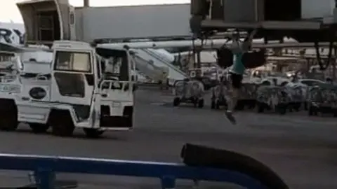 Un hombre salta del túnel de pasajeros para no perder su avión
