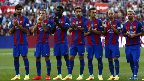 GRA237. BARCELONA, 10/08/2016.- (De d a i) El delantero argentino del FC Barcelona Leo Messi y Andrés Iniesta junto a las nuevas incorporaciones, Denis Suárez, Samper, Samuel Umtiti, Lucas Digne, y André Gomes, durante la presentación del equipo en trofeo Joan Gamper, que disputan esta noche en el estadio del Camp Nou.- EFE/Quique García