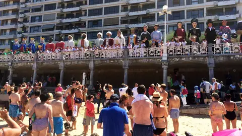Los gigantes de Pamplona en la playa de la Concha de San Sebastián.