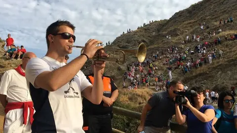 Minuto de silencio de trompeta en el Pilón. 