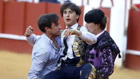 El matador Roca Rey es llevado a la enfermería por segunda vez esta tras la cogida sufrida en la plaza de La Malagueta durante la cuarta corrida de la Feria de Agosto de Málaga EFE Carlos Díaz 
