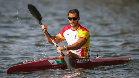 El piragüista español Saúl Craviotto en la competencia de K1 200m masculino de canotaje de velocidad hoy, viernes 19 de agosto de 2016, durante los Juegos Olímpicos Río 016, en el lago Rodrigo de Freitas de Río de Janeiro (Brasil). EFE