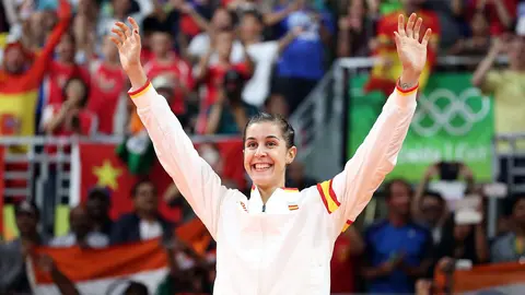 La española Carolina Marín celebra el oro tras vencer a la india Sindhu Pusarla hoy, 19 de agosto de 2016, en la final de bádminton de los Juegos Olímpicos Río 2016 en la ciudad de Río de Janeiro. EFE/ESTEBAN BIBA