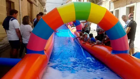 El tobogán gigante ha surcado la avenida Navarra de Caparroso (4)