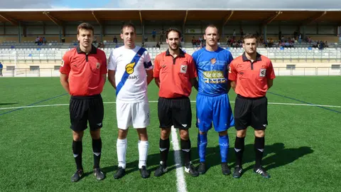 Trio arbitral y capitanes en el partido Valle de Egüés - Cantolagua en Sarriguren.