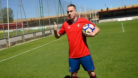 Presentación de Carlos Clerc, nuevo jugador de Osasuna. PABLO LASAOSA 16