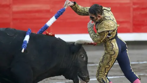 -El diestro Juan José Padilla, pone un par de banderillas a su segundo toro. EFE. LUIS TEJIDO.