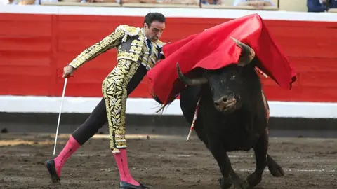 El diestro Enrique Ponce da un pase de muleta a su primer toro de la tarde. EFE. LUIS TEJIDO