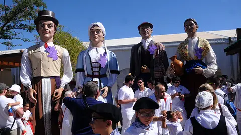 Comienzo de las fiestas de Noáin con el chupinazo desde el balcón del Ayuntamiento (8)