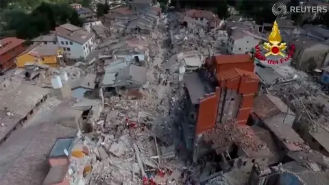 Imágenes captadas por un dron del seismo que ha sacudido varias localidades del centro de Italia.