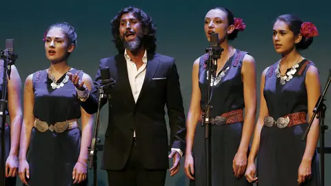 El cantaor onubense Francisco José Arcángel, durante su actuación este miércoles en el Teatro Gayarre de Pamplona junto a las Voces Búlgaras, dentro del festival Flamenco On Fire que se ha inaugurado con este espectáculo. EFE/Jesús Diges