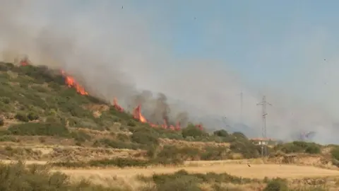 Incendio en Tafalla próximo a la AP-15, N-121 y la vía del tren