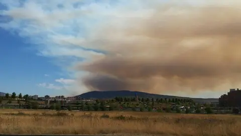 El humo del incendio visto desde una carretera de Pamplona.