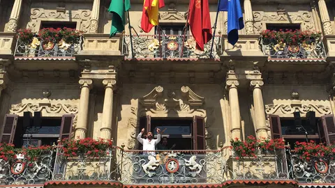 Pepe Luis Carmona y Carlos de Jacoba en el Ayuntamiento de Pamplona con Flamenco On Fire