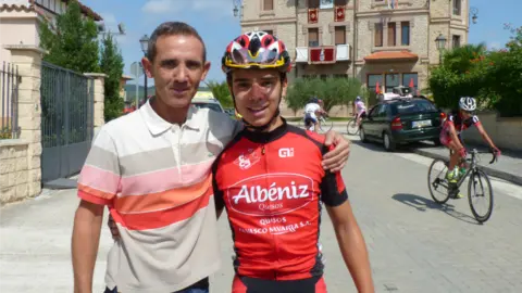 Marcos Pisón y su padre tras la victoria en Murieta.
