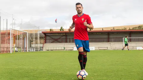 Presentación de Sergio Léon en las instalaciones de Tajonar como nuevo jugador de Osasuna (10). IÑIGO ALZUGARAY
