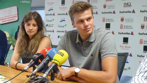 Maite Zugarrondo y Sergey Hernández en rueda de prensa.
