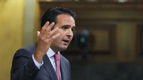 El portavoz de UPN, Íñigo Jesús Alli, durante su intervención en la segunda sesión del debate de investidura del candidato del PP, Mariano Rajoy. EFE. MARISCAL