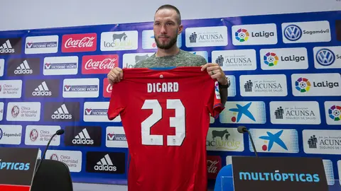 Presentación de Didier Digard en las instalaciones de Tajonar como nuevo jugador de Osasuna (2). IÑIGO ALZUGARAY