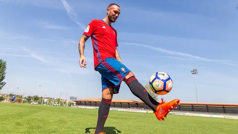 Presentación de Didier Digard en las instalaciones de Tajonar como nuevo jugador de Osasuna (19). IÑIGO ALZUGARAY