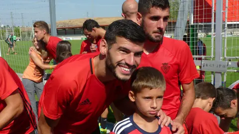 Javi Álamo posando con un joven seguidor rojillo.
