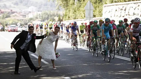 GRA411 URDAX-DANTXARINEA (NAVARRA), 02/09/2016.-El pelotón durante la décimotercera etapa de la Vuelta Ciclista a España 2016, con salida Bilbao y meta en Urdax, con un recorrido de 213,4 kilómetros.- EFE/Javier Lizón