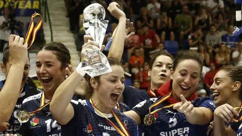Las jugadoras del Bera Bera sostienen la Supercopa. Efe.
