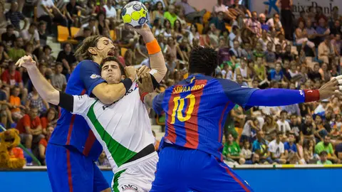 Final de la Supercopa de la Liga Asobal entre Helvetia Anaitasuna y FC Barcelona Lassa (30-38) disputada en el Pabellón Anaitasuna de Pamplona (22). IÑIGO ALZUGARAY