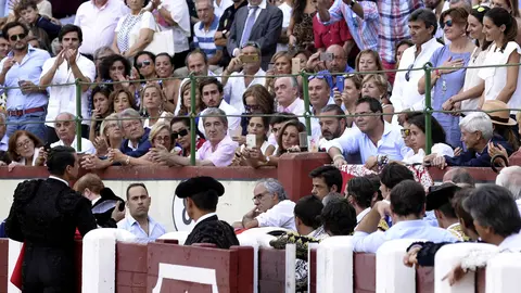 El diestro José Mari Manzanares brinda la faena de su toro a los padres, hermana y viuda de Victor Barrio durante la corrida homenaje en la que compartió cartel con los diestros Julián López "El Juli", Juan José Padilla, José Tomas, Morante de la Puebla, y Alejandro Talavante, en el primer festejo de la Feria de Valladolid. EFE/Nacho Gallego