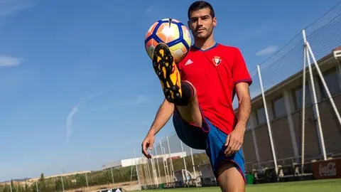 Presentación de Javi Álamo en las instalaciones de Tajonar como nuevo jugador de Osasuna (5). IÑIGO ALZUGARAY