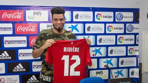Presentación en las instalaciones de Tajonar de Enmanuelle Riviere como nuevo delantero de Osasuna (3). IÑIGO ALZUGARAY