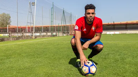 Presentación en las instalaciones de Tajonar de Enmanuelle Riviere como nuevo delantero de Osasuna (19). IÑIGO ALZUGARAY