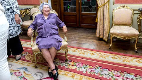 El Ayuntamiento de Pamplona entrega el primer Pañuelo de Pamplona a Paulina Fernández, propietaria de la Churrería de la Mañueta (24). IÑIGO ALZUGARAY