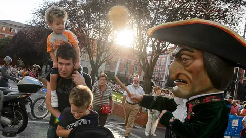 La Comparsa de Gigantes y Cabezudos recorre las calles con motivo del Privilegio de la Unión. PABLO LASAOSA12