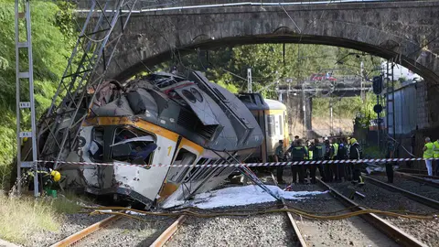 Dos personas han muerto y "un numero elevado" ha resultado heridas, algunas de ellas de gravedad, al descarrilar un tren esta mañana en las inmediaciones de la estación de tren de O Porriño (Pontevedra). EFE/Salvador Sas