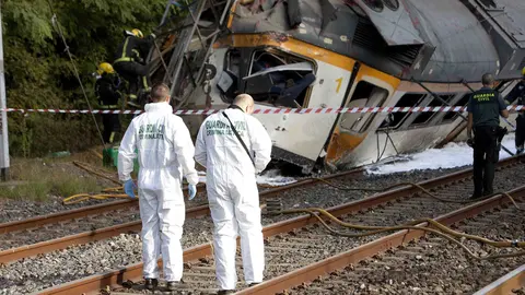 GRA026. O PORRIÑO (PONTEVEDRA), 09/09/2016.- Dos personas han muerto y "un numero elevado" ha resultado heridas, algunas de ellas de gravedad, al descarrilar un tren esta mañana en las inmediaciones de la estación de tren de O Porriño (Pontevedra). El siniestro se ha producido sobre las 09:30 horas, han señalado las fuentes, y el convoy consta de tres vagones, de los cuales uno ha volcado y los otros dos han quedado semivolcados. EFE/Salvador Sas