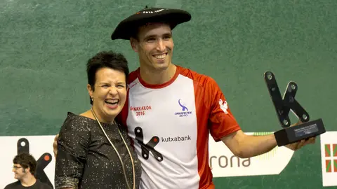 Javier Urriza con la txapela. Foto Maialen Andrés.