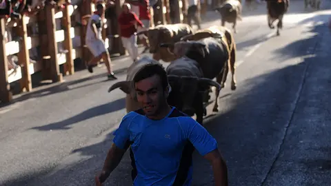 Ander Carrascón corre delante de los novillos de Prieto de la Cal en su primer encierro del día. MIGUEL OSÉS (6)