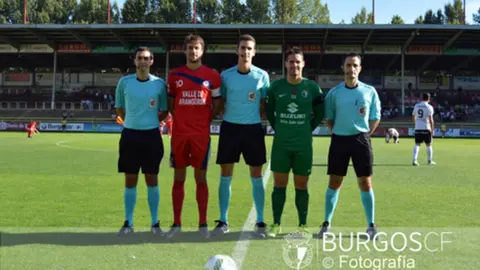 Trio arbitral y capitanes del Burgos - Mutilvera. Foto web Burgos CF.
