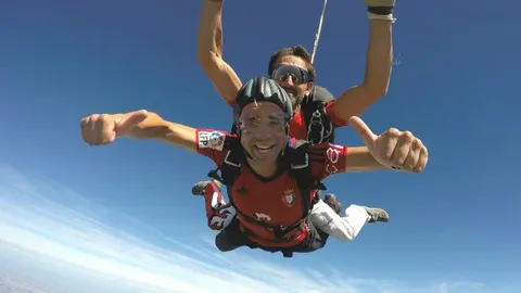 Álvaro Soulé sobrevolando el cielo con la camiseta de Osasuna. 