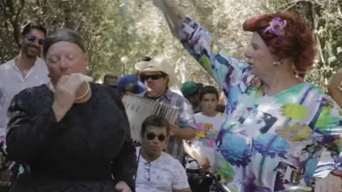 Los Morancos parodian La bicicleta. 