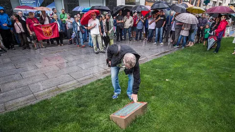 Multitud de personas se reune de forma espontánea frente al monolito de Germán Rodríguez en protesta por el ataque sufrido la pasada noche. PABLO LASAOSA03