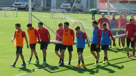Los jugadores de Osasuna trasladan una portería en Tajonar.