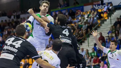 Partido entre Helvetia Anaitasuna y Atlético Valladolid correspondiente a la segunda jornada de la Liga Asobal (16). IÑIGO ALZUGARAY